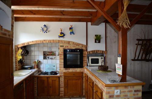 La Taillee House | MARAIS POITEVIN bord rivière pêche ,barque, vélos, wifi, linge, cheminée, cuisine, terrain de boules