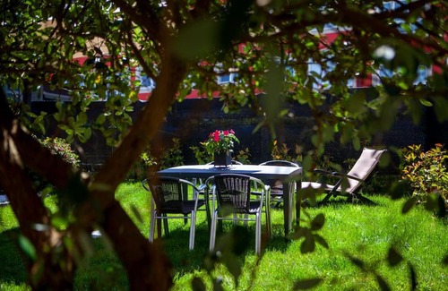 Mino House | Maravillosa vivienda con jardín y barbacoa.