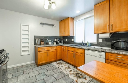 Redwood City House | Marbella Lane - 3BR House | DTWN RWC | Parking
