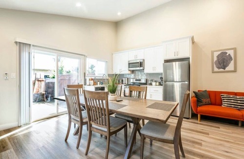 Willow Glen House | @ Marbella Lane - 6BR Duplex | DTWN SJ | Laundry + P
