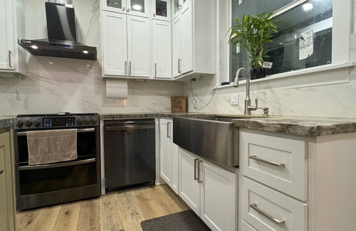 Houston House | Marcy's Garden Centrally-located. 5 mins to downtown, EADO & the Heights.