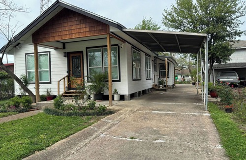 Houston House | Marcy's Garden Centrally-located. 5 mins to downtown, EADO & the Heights.