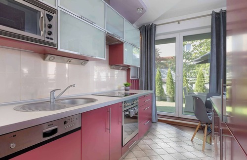 Pradnik Bialy Apartment | Marczyńskiego 3 Kraków | Grey and Pink Apartment with Parking, Desk, Terrace and