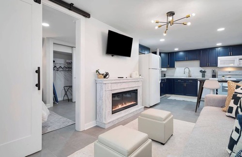 Marietta Apartment | Marietta Square Suites - Suite2 - Modern Apartment