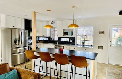 South Bend House | Marigold Inn ! Mid century renovated home! 1.2 mi from ND!