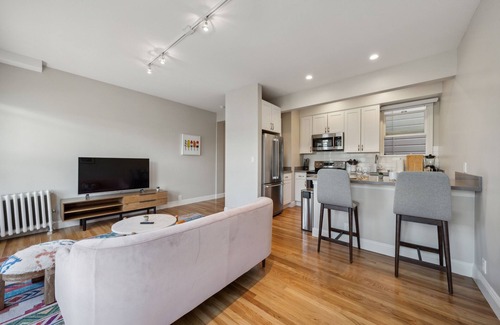Marina District Apartment | Marina 1 BR w/Office by Anyplace - 11615