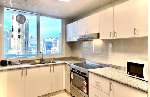 Dubai Marina Apartment | Marina Charm: 3-BR Gem with Stunning Views
