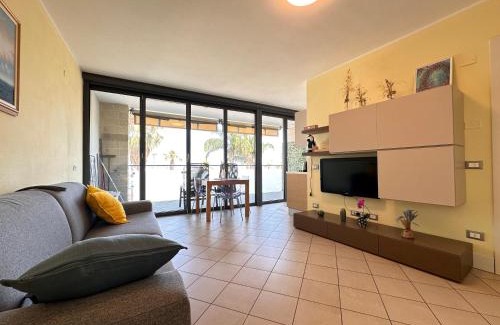 San Lorenzo al Mare Apartment | Marina dei Sogni - Appartamento fronte mare con terrazza e aria condizionata