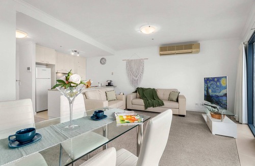 Glenelg Apartment | Marina Views Free Parking, Beachside & Seaview