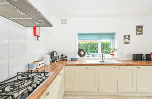 East Wittering Cottage | Marine House by inspirestays.com - a cottage that sleeps 9 guests in 5 bedrooms