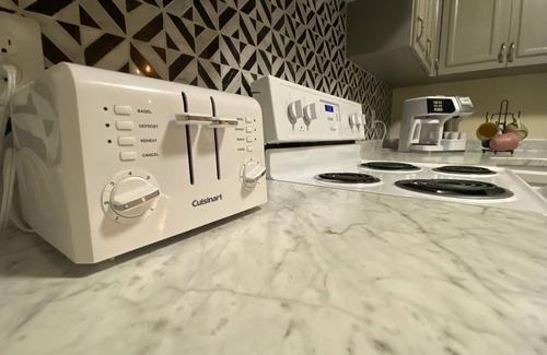 Holly Ridge House | Marines peaceful retreat, The Spiral @ AbbeyAcres Near Beach with Washer & Dryer