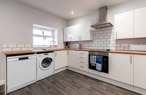 Hull House | Maritime House: 4BR for 10 Near City Centre