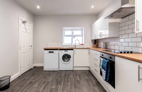 Hull House | Maritime House: 4BR for 10 Near City Centre