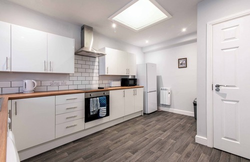 Hull House | Maritime House: 4BR for 10 Near City Centre