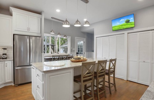 Mechanicsburg House | Market Street Manor - Victorian Getaway + Hot Tub