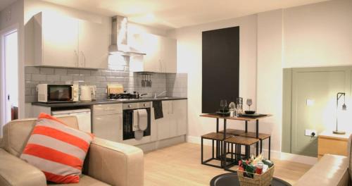 Northampton Apartment | Market Utopia, King Deluxe & Mini Deluxe Town Centre Studios, Business and Leisure Stays