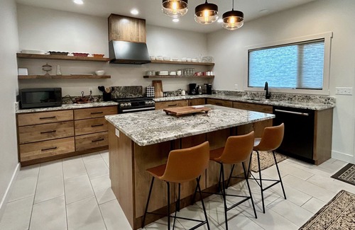 Cody House | Markham 34 - Modern Comfort in the Heart of Cody - Sleeps 10