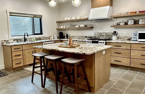 Cody House | Markham 40 - Modern Comfort in the Heart of Cody - Sleeps 10