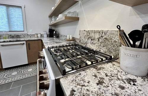 Cody House | Markham 40 - Modern Comfort in the Heart of Cody - Sleeps 10