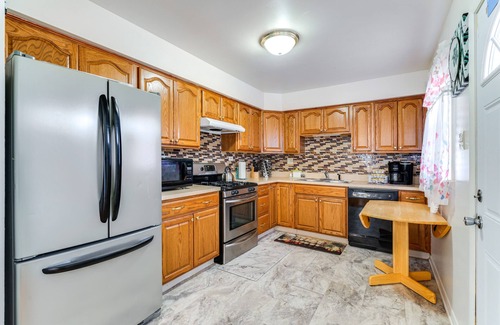 Markham House | Markham Retreat Near Parks ~ 24 Mi to Chicago!