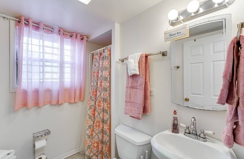 Markham House | Markham Retreat Near Parks ~ 24 Mi to Chicago!