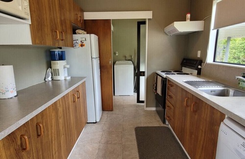 Wharewaka House | Marlow Grove with a Short walk to Lake, Quiet cul de sac location