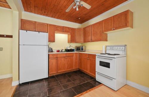 Marmora Apartment | Marmora and Lake Inn Apartment-Sleeps 5 guests