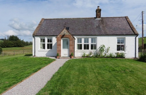 Thornhill Cottage | MARR COTTAGE, pet friendly, with a garden in Thornhill