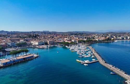 Desenzano del Garda City Centre Apartment | Marriott Cocktail Lake Front Family apartment DesenzanoLoft Official Partner Homes & Villas by Marriott Bonvoy