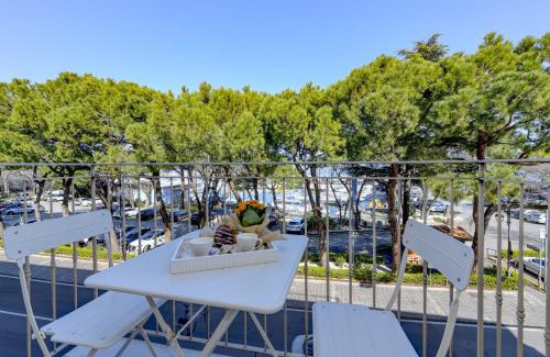 Desenzano del Garda City Centre Apartment | Marriott Cocktail Lake Front Family apartment DesenzanoLoft Official Partner Homes & Villas by Marriott Bonvoy