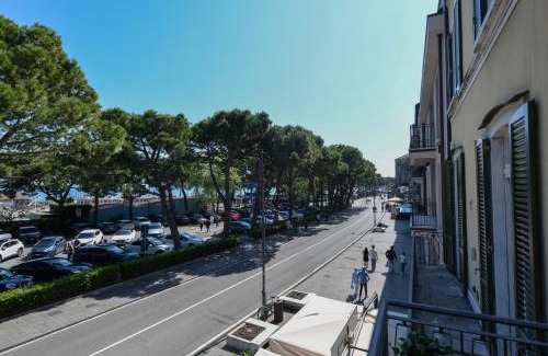 Desenzano del Garda City Centre Apartment | Marriott The Lake Giant with Lake View Renovated 2025 DesenzanoLoft Official Partner Homes & Villas by Marriott Bonvoy