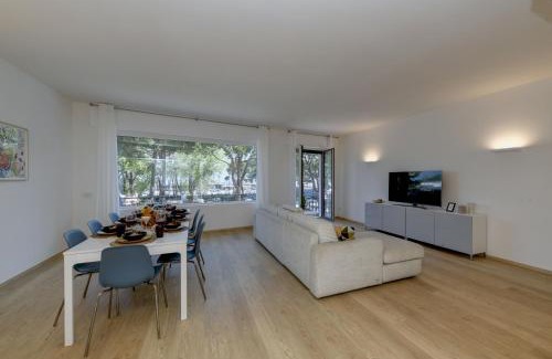 Desenzano del Garda City Centre Apartment | Marriott The Lake Giant with Lake View Renovated 2025 DesenzanoLoft Official Partner Homes & Villas by Marriott Bonvoy