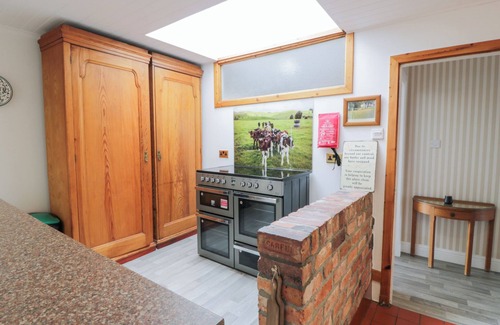 Lanark Cottage | MARSHILL FARM HOUSE, pet friendly, with hot tub in Kirkmuirhill