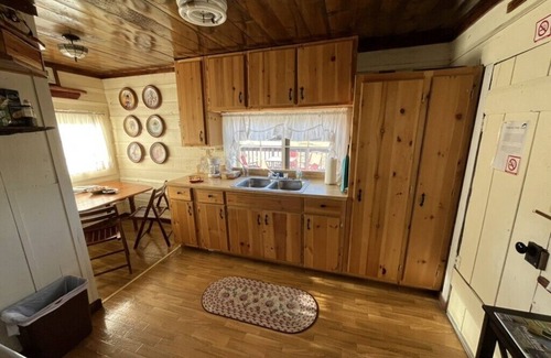 Greer Cabin | Martha's Historic Meadow Retreat