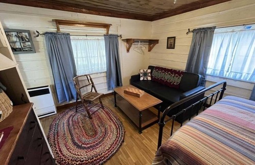 Greer Cabin | Martha's Historic Meadow Retreat