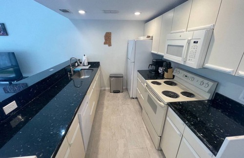 Gulfport Hotel | Marvel GulfCondo - One Bedroom Hotel, Sleeps 4