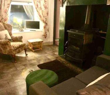Omagh House | Mary Grays Hideaway 2 Bedroom Irish Cottage with Hot Tub