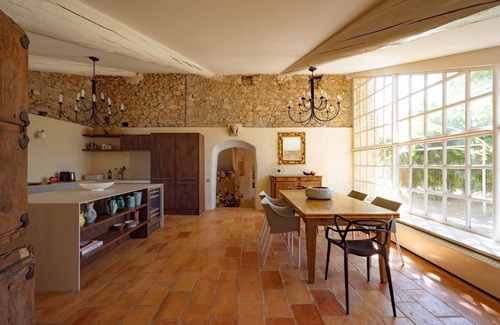 Eygalieres Villa | Mas Art et Soleil - Three Bedroom Villa, Sleeps 6