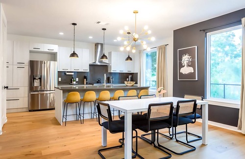 Govalle House | Massive 10BR Compound—6 Min to Downtown Austin