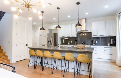 Govalle House | Massive 10BR Compound—6 Min to Downtown Austin