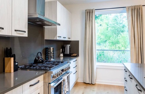 Govalle House | Massive 10BR Compound—6 Min to Downtown Austin