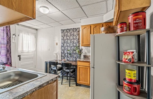 Swarthmore Apartment | Massive 1B/1B - King-Bed & Lounge/Living Room & Sunroom w/Parking!