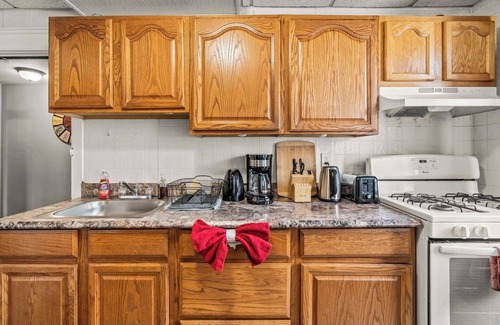 Swarthmore Apartment | Massive 1B/1B - King-Bed & Lounge/Living Room & Sunroom w/Parking!