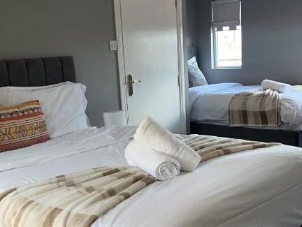 Belfast House | MASSIVE 4 Bed home walking distance to the City lights, perfect for business trips
