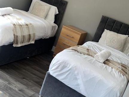 Belfast House | MASSIVE 4 Bed home walking distance to the City lights, perfect for business trips