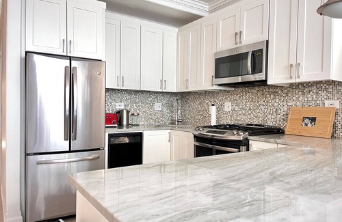 Avondale House | Massive Avondale Home, Sleeps 15 people, 4 King Beds, Rooftop Deck, & Garage