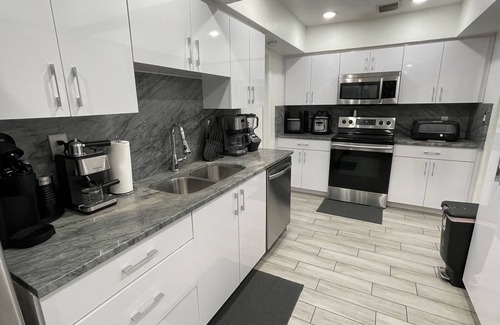 Dania Beach House | MASSIVE HOME WITH HEATED POOL, NEAR BEACH IN SUNNY SOUTH FLORIDA