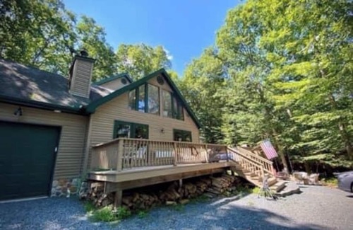 Lackawaxen House | Masthope chalet house 5 minutes to lake, pool and ski slopes.