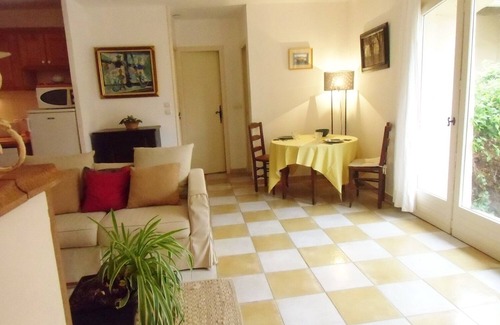 Tourbes Apartment | MATINES-A FRENCH WAY OF LIVING - BREAKFAST IN THE GARDEN, WINE around the Pool