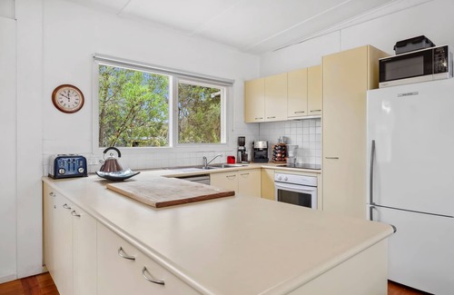 Anglesea House | Mawson Hideaway I Pet Friendly I Walk to Shops
